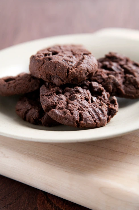 Ingredients and substitutes for brown sugar in chocolate chip cookies.